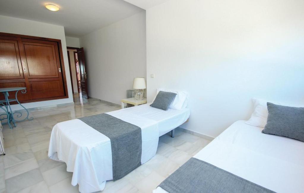 Penthouse On The Beachfront Естепона Екстериор снимка