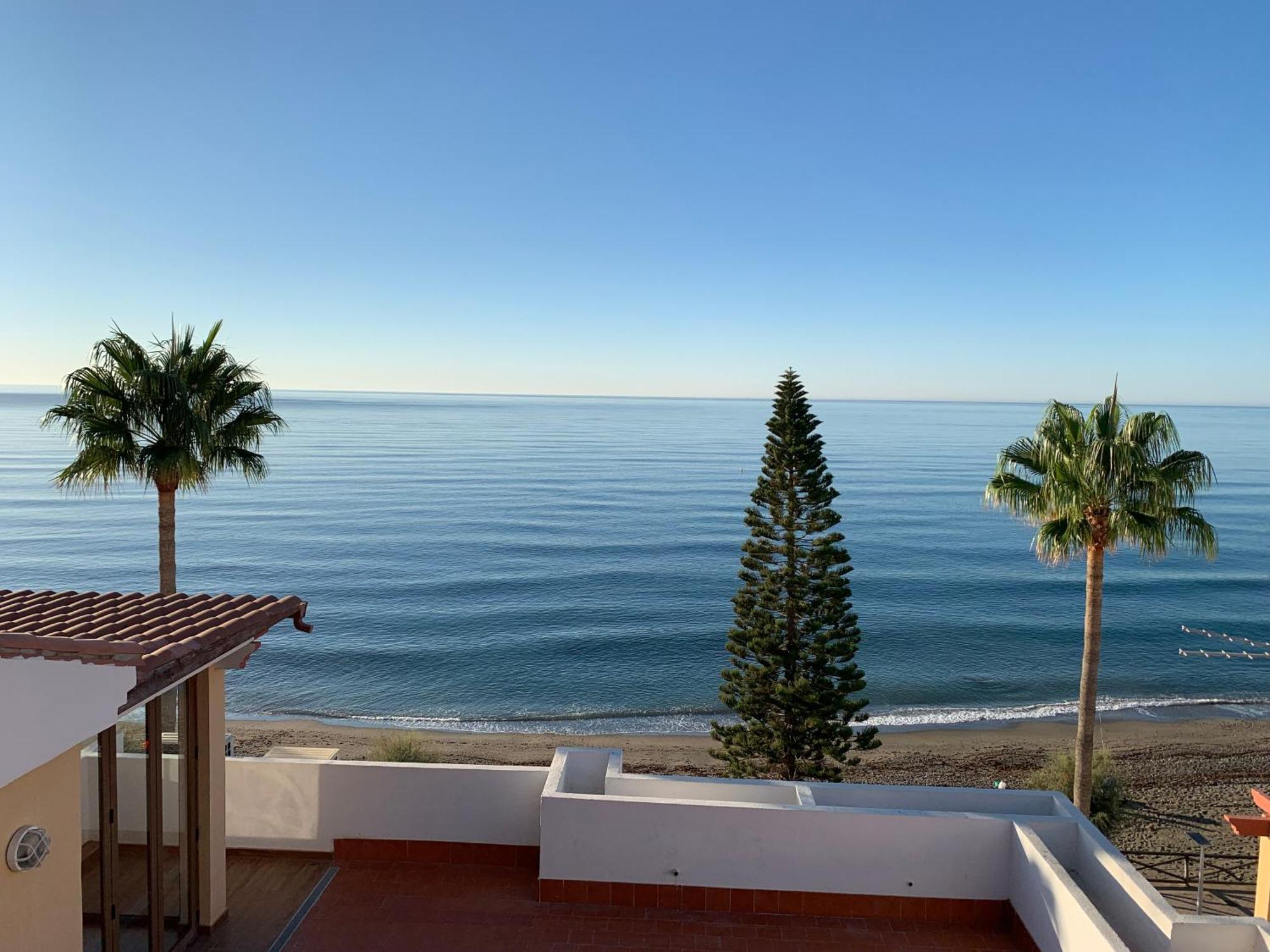 Penthouse On The Beachfront Естепона Екстериор снимка