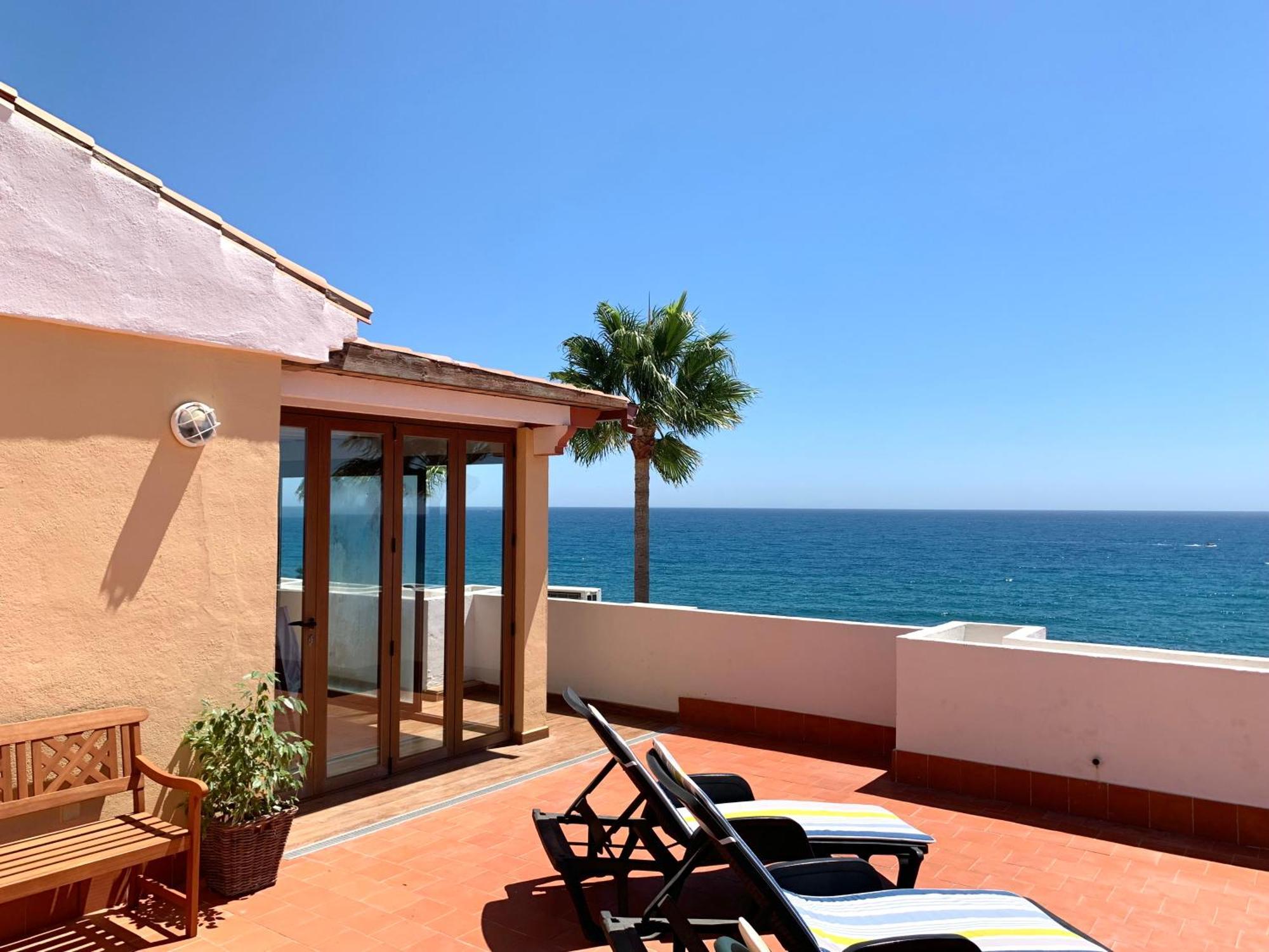 Penthouse On The Beachfront Естепона Екстериор снимка