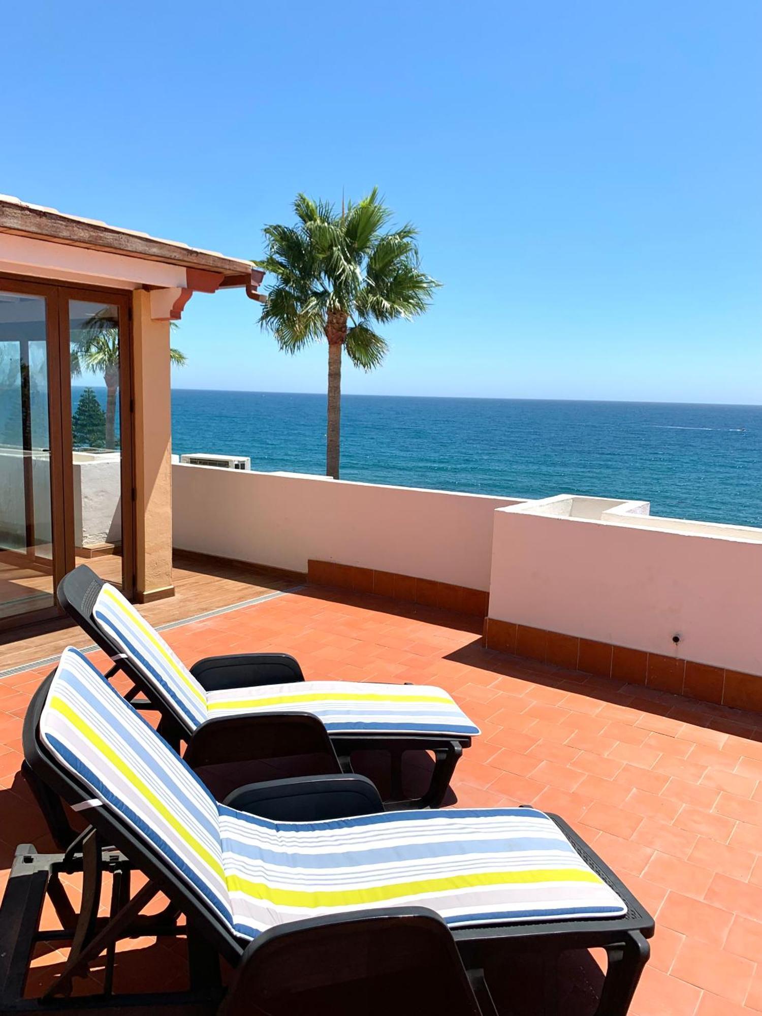 Penthouse On The Beachfront Естепона Екстериор снимка