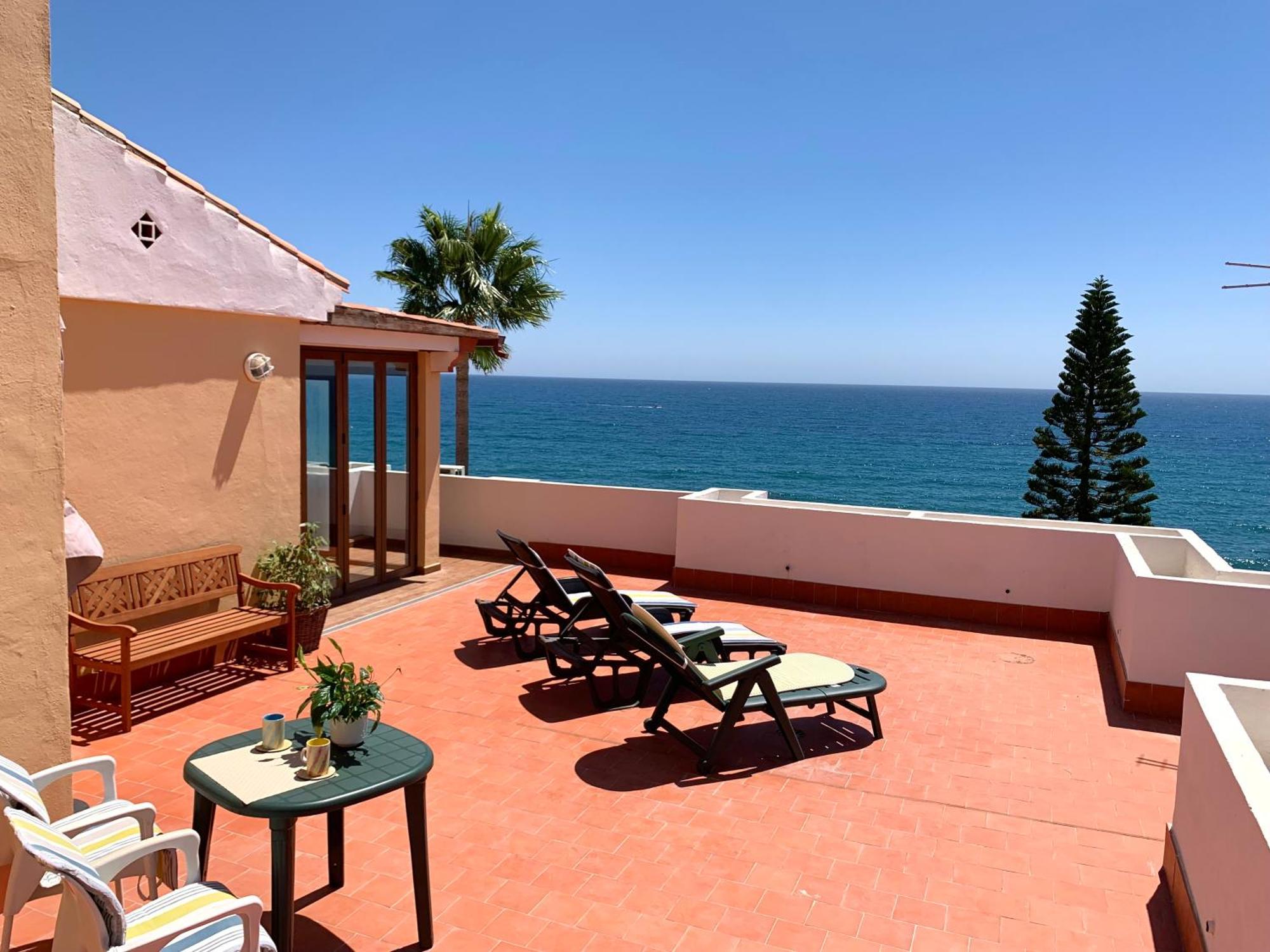 Penthouse On The Beachfront Естепона Екстериор снимка
